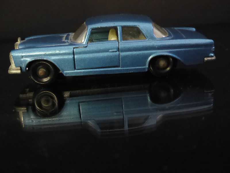 Illustration for article titled Hot Sixty 4th: Two Mercedes Blue
